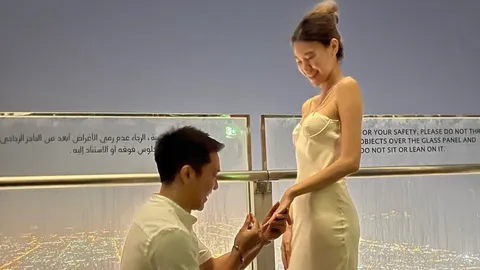 นักแสดงหนุ่มทำเซอร์ไพรส์ คุกเข่าขอแฟนสาวแต่งงานที่ดูไบ