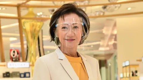 "กฤษณา อัมพุช" ให้นักจัดสวนลงไปขนต้นเฟิร์นกอใหญ่จากใต้ ส่งไปให้เพื่อนๆ เพื่อขอบคุณ