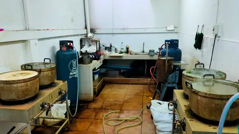 ทลายโรงงานต้มน้ำท่อม ยึดอุปกรณ์ผลิตเพียบ-ปัดขาย อ้างต้มกินเอง แจกคนสวน