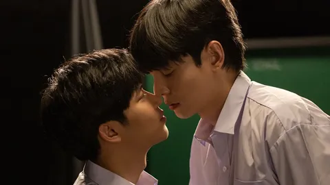 พักเบรกความหลอน "นัท-แปลน" เสิร์ฟซีนหวาน ฟินกับจูบแรก ในซีรีส์ "ผมกับผีในห้อง"