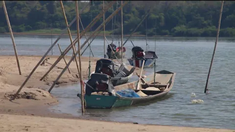 ชาวประมงมุกดาหาร หยุดออกเรือหาปลา หลังแม่น้ำโขงแห้ง สันดอนโผล่ยาว 12 กม. (คลิป)