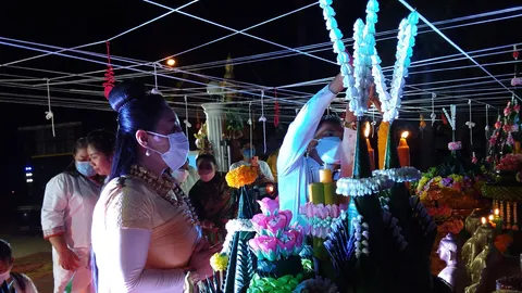 คอหวยส่อง "เลขเด็ด" งานบวงสรวงใหญ่ พ่อปู่ศรีสุทโธ-แม่ย่าศรีปทุมมา (คลิป)