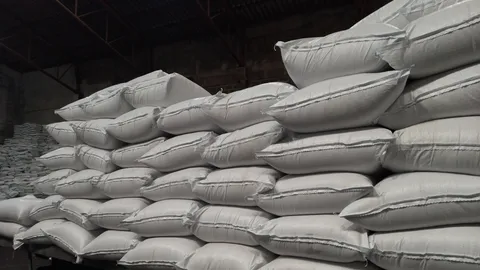 เจ้าหน้าที่เกษตร-ปคบ.จับโรงงานปุ๋ยเถื่อนกลางเมืองนครปฐม เปิดขายผ่านเฟซบุ๊ก