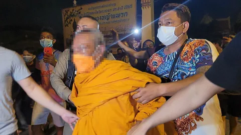 ล้อมจับคากุฏิเจ้าอาวาสมั่ว "สีกา"  ชาวบ้านเอือมทนดูนานแล้วแจ้ง "หมอปลา" (คลิป)