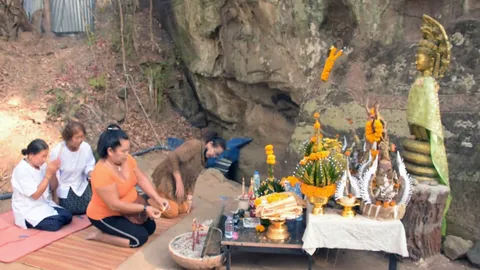 "เจ๊อ๋อ 90 ล้าน" ไหว้ขอโชคแม่ย่าถ้ำงูซวง จุดธูปได้ "เลขเด็ด" คอหวยขอเกาะบุญด้วย (คลิป)