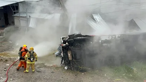 ฝนตกถนนลื่น รถบรรทุกกรดคว่ำที่บ้านบึง ควันพวยพุ่งนึกว่าไฟไหม้