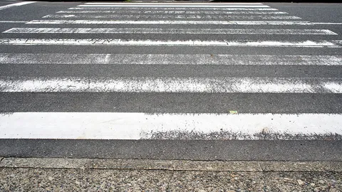 ทางม้ายลายหน้าตลาดสดสีจางมาก อยากให้ กทม.ช่วยทาสีใหม่ให้ชัดเจน