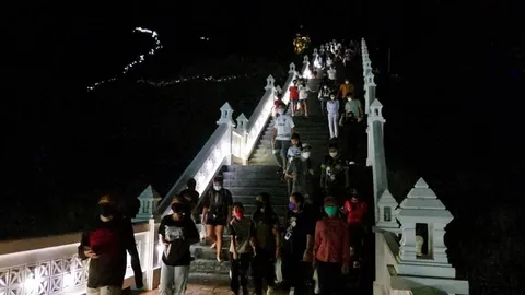 เอาใจนักท่องเที่ยวสายบุญ วัดเขาวงพระจันทร์ ขยายเวลาเปิดจนถึงสิ้นเดือน ก.พ. (คลิป)