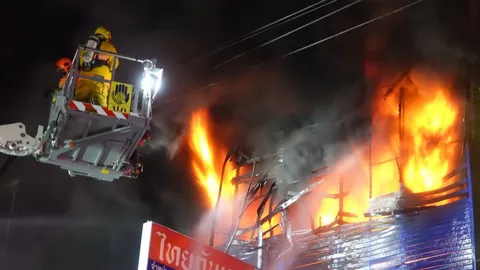 ไฟไหม้ตึกแถวกำแพงเพชร รับวันวาเลนไทน์ วอด 3 คูหาเสียหายกว่า 50 ล้าน (คลิป)