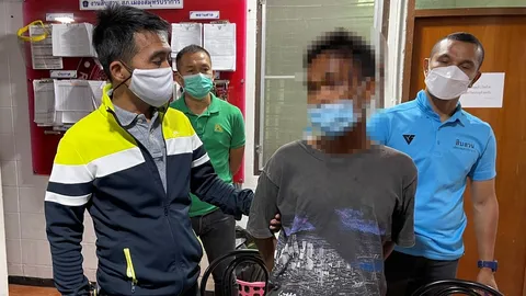 คนเร่ร่อนแทงกัน อดีต ตชด.ดับ 1 บน สภ.เมืองสมุทรปราการ จับมือมีดทันควัน