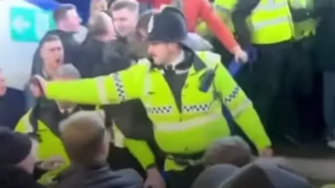 ตำรวจลงโทษแฟนบอลจนต้องหลั่งนํ้าตา หลังก่อปัญหาเกม เอฟเวอร์ตัน พบ ลีดส์ (คลิป)