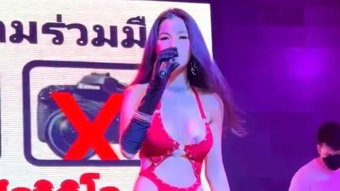 แน๊ต เกศริน จับไมค์ร้องเพลง แต่คนดูไม่มีสมาธิเพราะชุดนักร้องแซ่บมาก (คลิป)