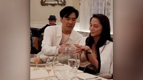 เคลลี่ ธนะพัฒน์ คลั่งรัก มอบแหวนขอจอง พลอยไพลิน ก่อนหอมแก้มโชว์ (คลิป)