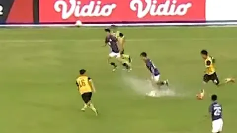 แสบจัด แฟนบอลอาเซียนถาม นี่สนามฟุตบอลแห่งชาติ หรือสระว่ายนํ้า 