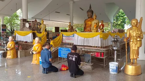 คอหวยนครสวรรค์ ถวายน้ำแดง ไข่ต้ม ยานวด พร้อมขอโชคหลวงพ่อดำ วัดสระทะเล (คลิป)