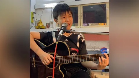 บีบหัวใจ "น้องกัณฑ์" ไลฟ์สดเล่นดนตรี-ร้องเพลง หาเงินจัดงานศพให้พ่อครั้งสุดท้าย (คลิป)