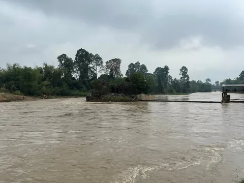 กำแพงเพชรฝนตกหนัก ทำท่วมแล้ว 3 อำเภอ บ้านเรือนริมตลิ่งน้ำพัดเสียหาย