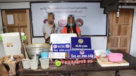 บุกรวบ 2 ผัวเมีย "ต้มน้ำท่อม" ขายสาวกพลังใบ พร้อม "ยาแก้ไอ" ผสม 4×100