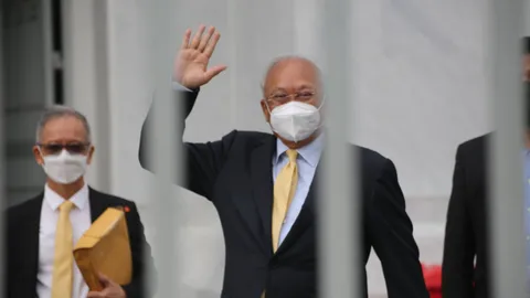 “สุเทพ” ขึ้นศาล ไม่หวั่นพยานให้การขัดแย้งกันเอง มั่นใจจะรอดคดีฮั้วประมูลโรงพักได้