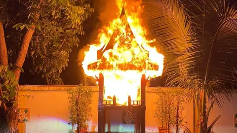 หนุ่มวางเพลิงศาลพระภูมิ แค้น 3 ปีไม่เคยถูกหวย อยู่ไปก็เปลืองน้ำแดง (คลิป)