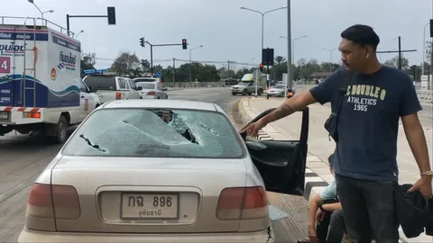 ล่าปิกอัพหัวร้อน ฉุนถูกรถเก๋งปาดหน้า คว้าท่อนเหล็กกระหน่ำทุบกระจก (คลิป)