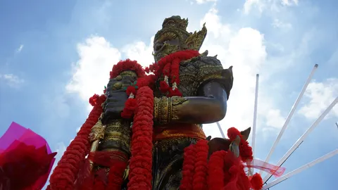 คอหวยสมหวัง แก้บน "ท้าวเวสสุวรรณ" วัดจิกสูง พร้อมลุ้น "เลขเด็ด" หางประทัด