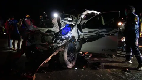 กระบะคนงานต่างด้าวชนท้ายพ่วงบรรทุกไม้ยูคาฯ ที่ปราจีนบุรี ตาย 4 สาหัส 4