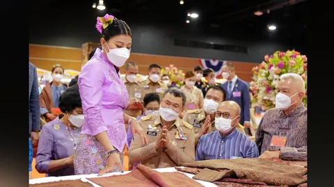 เจ้าฟ้าสิริวัณณวรีฯ เสด็จทอดพระเนตรนิทรรศการผลิตภัณฑ์ผ้าไทยและงานหัตถกรรม