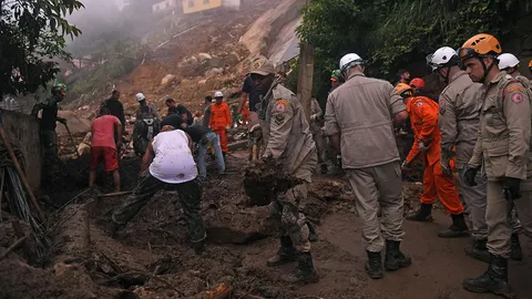 ดินถล่มในบราซิลยังสูญหายอื้อ เจออุปสรรคหมอกลง-พื้นที่แออัด