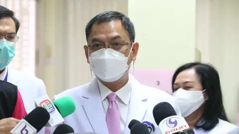 รพ.นพรัตนราชธานี แจงผู้ป่วยนอนข้างถนนรอตรวจโควิด ขออภัยสื่อสารคลาดเคลื่อน (คลิป)