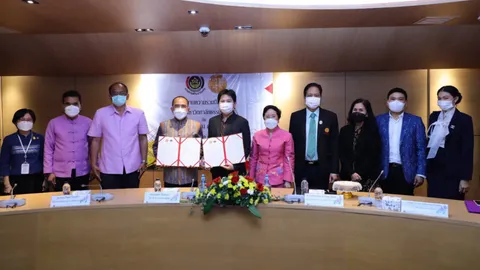 พช.-ม.ธรรมศาสตร์ ลงนามความร่วมมือทางวิชาการ จับมือพัฒนาบุคลากร