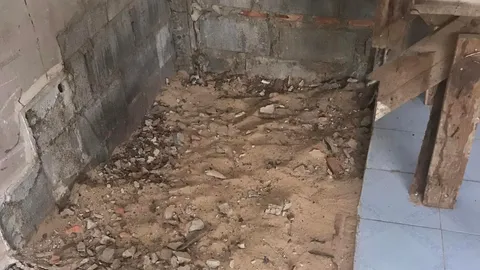 ผงะ รีโนเวทบ้านมือสอง เจอกางเกงในเปื้อนเลือด 12 ตัว ฝังใต้บันได