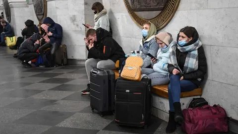 ชาวยูเครนแห่หนีภัยสงคราม ใช้สถานีรถไฟใต้ดินเป็นที่หลบภัย