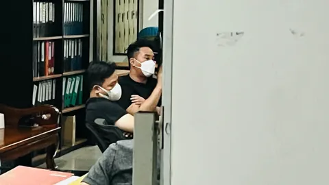 ยังไม่ให้ประกัน ไฮโซปอ-เบิร์ต ตร.กู้ข้อมูลในมือถือ สอบสวนทั้งคืน 