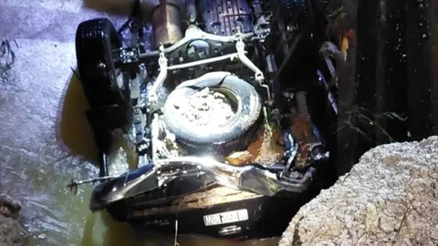 ท่วมนราธิวาส สังเวยแล้ว 6 ศพ กระบะตกคอสะพานน้ำลึก 5 เมตรดับทั้งคัน