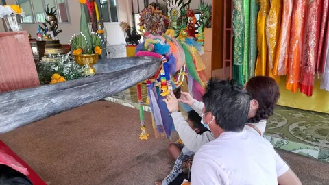 คอหวยส่องหา "เลขเด็ด" ข้างเรือ วัดศิริพร คนตาดีได้เลขธูปแถม