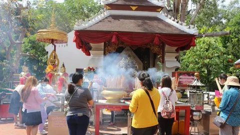 คอหวยเดินทางมาไหว้ขอพร "ท้าวเวสสุวรรณ" ที่ "ม่อนกุเวร" เชื่อจะมีโชค