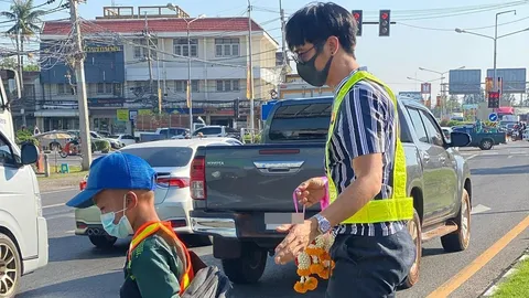 ชื่นชม ก้อง ห้วยไร่ ทำตามสัญญาไปหา น้องเติ้ล เด็กขายพวงมาลัยสี่แยกไฟแดง (คลิป)