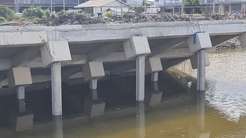 พื้นปูนไซต์ก่อสร้างศาลากลางน้ำทรุด ที่พระสมุทรเจดีย์ คนงานเจ็บ 4 ราย