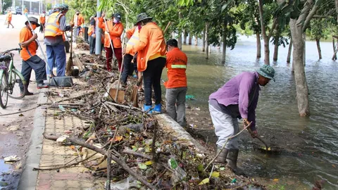 ยะลาฝนหยุด เทศบาลและชาวบ้านทำความสะอาดบ้านเรือน เคลียร์เส้นทางต้นไม้ล้ม