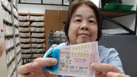 คุณป้าสุดปัง ถูกหวย 12 ล้าน ขึ้นโรงพักลงบันทึก ได้รวยก่อนเกษียณ
