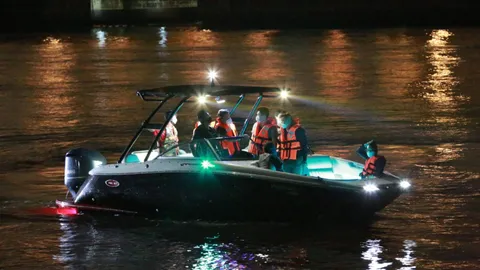 เรียก 4 โผล่ 3 เว้น "โรเบิร์ต" ตร.พาลงเรือจำลองเหตุคืน "แตงโม" ตกน้ำ