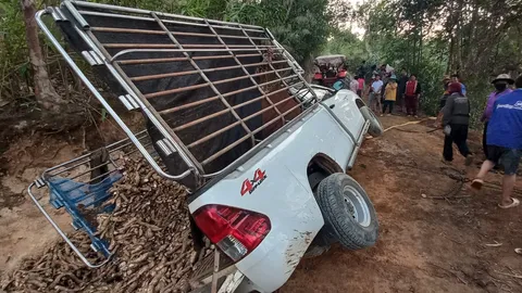 "เทกระจาด" กระบะขนมัน-บรรทุกแรงงาน ถอยดิ่งลงเขา-พลิกคว่ำ เจ็บ 7 ตาย 1