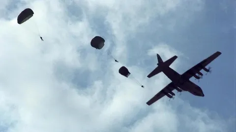 เดือดหนัก รัสเซียยกระดับโจมตียูเครน ส่งทหารพลร่มมาลง'คาร์คีฟ'แล้ว (คลิป)