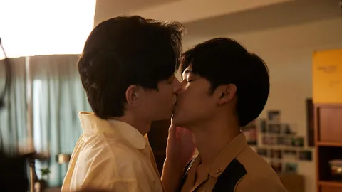 "นัท-แปลน" รู้ใจตัวเอง จูบหวานส่งความรู้สึกดีๆ ให้กัน ในซีรีส์ "ผมกับผีในห้อง"