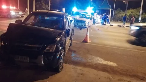 "กระบะพุ่งชนกัน" สนั่นยูเทิร์น มีคนเจ็บ 3 กระเด็นฟาดพื้น-คอหักตาย 1