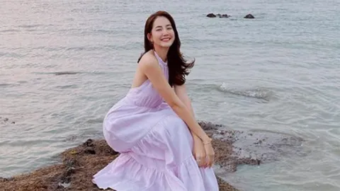 ฤดูร้อนต้องคู่กับชุดว่ายน้ำ "โบว์ เมลดา" ขอมาแบบเบาๆกับชุดวันพีซ