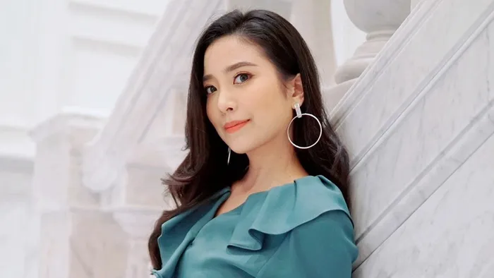 ละคร ธรณีนี่นี้ใครครอง 2555 ในอ้อมกอดของธรรมชาติอันงดงาม ความรักและความผูกพันระหว่างคนกับผืนดิน "อาทิจ" บัณฑิตหนุ่มผู้ยึดมั่นในความกตัญญูและหลักเศรษฐกิจพอเพียง ต้องมาเผชิญหน้ากับ "ดรุณี" สาวน้อยที่เต็มไปด้วยชีวิตชีวา จากคู่กัดสู่ความรักที่ค่อยๆ ก่อร่างสร้างตัวขึ้นบนไร่แห่งความฝันแห่งนี้ 8 00 A5B2332895C1E700