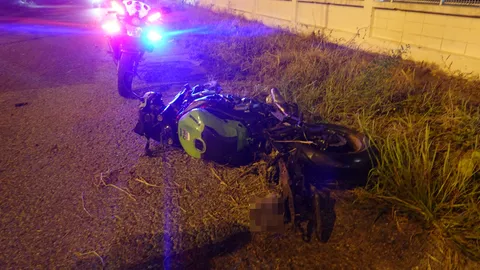 บิ๊กไบค์พุ่งชนกำแพงมอเตอร์เวย์ หนุ่มหัวฟาดเสาไฟทางศีรษะแตก ดับสลด