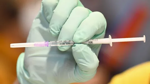 ชี้บทเรียนแพทย์เกาะติดโรคอุบัติใหม่ กระจายวัคซีนอยู่ร่วมโควิดได้